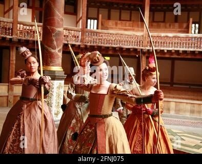 Front, l-r: Cush Jumbo (Maria), Gemma Arterton (Rosaline), Michelle Terry (Principessa di Francia) in LOVE'S LABOR'S LOST by Shakespeare al Globe di Shakespeare, Londra SE1 11/07/2007 design: Jonathan Fensom Fight: Renny Krupinsky coreografia: Sian Williams regista: Dominic Dromgoole Foto Stock