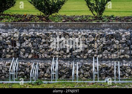 Portabiciclette vuote di fronte a un campo sportivo. Foto Stock