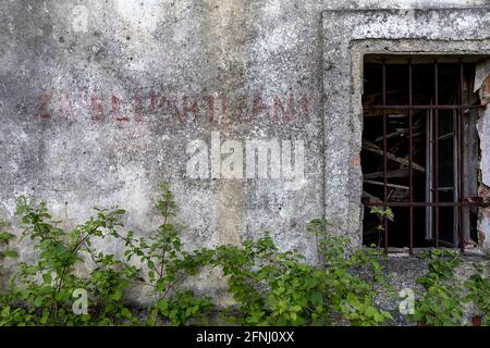 Živeli partizani segno sulle pareti della rovina di una casa in pietra abbandonata, la valle di Vipava , Slovenia Foto Stock