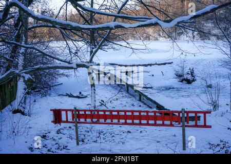 Atmosfera invernale in un piccolo lago ghiacciato in Baviera, il Weßlinger See. Foto Stock