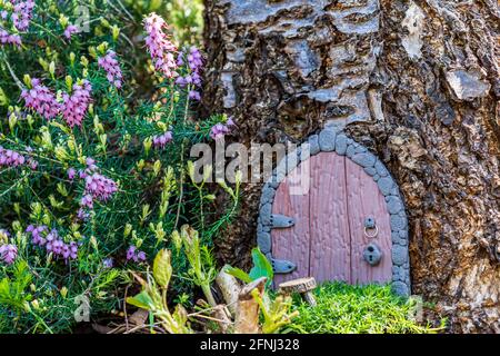 Porta fiaba piccola fatta di argilla in un tronco di albero con piccola sedia. Foto Stock