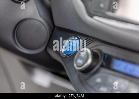 primo piano del pulsante di accensione dell'auto senza chiave, del veicolo ibrido, della messa a fuoco selettiva Foto Stock