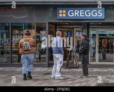 Belfast, Regno Unito. 09 maggio 2021. I clienti aspettano di entrare nel negozio di alimenti caldi Greggs. Credit: SOPA Images Limited/Alamy Live News Foto Stock