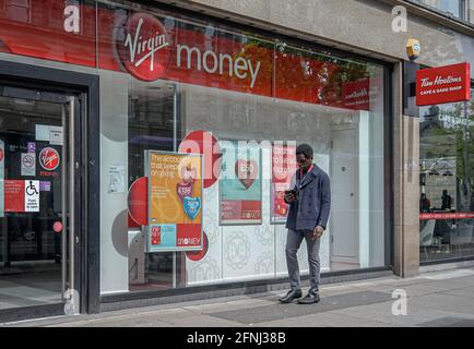 Belfast, Regno Unito. 09 maggio 2021. Lo shopping passa davanti alla Virgin Money Bank. Credit: SOPA Images Limited/Alamy Live News Foto Stock