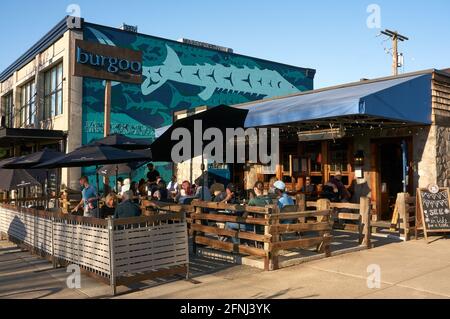 La gente cena all'aperto al ristorante Burgoo sulla Main Street a Mount Pleasant, Vancouver, British Columbia, Canada Foto Stock