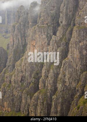 Vista ravvicinata delle ripide scogliere frastagliate dei Monti Drakensberg, lungo il confine tra il Sud Africa e il Lesotho Foto Stock