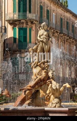 Fontana di Diana sulla piazza Archimede nel centro storico di Siracusa in Sicilia Foto Stock