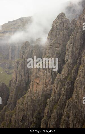 Vista ravvicinata delle ripide scogliere frastagliate dei Monti Drakensberg, lungo il confine tra il Sud Africa e il Lesotho Foto Stock