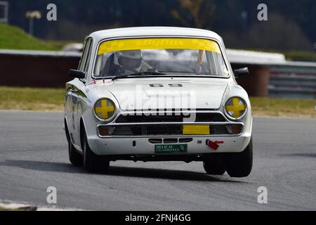 Un leggero sollevatore a ruote, Bob Bullen, Ford Lotus Cortina, Historic Touring Car Championship, Historic Sports Car Club, HSCC, Jim Russell Trophy Meeting, AP Foto Stock