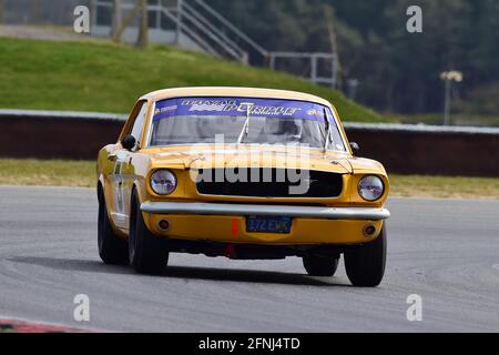 Peter Hallford, Ford Mustang, Historic Touring Car Championship, Historic Sports Car Club, HSCC, Jim Russell Trophy Meeting, aprile 2021, Snetterton, N. Foto Stock