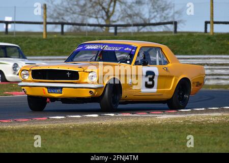 Peter Hallford, Ford Mustang, Historic Touring Car Championship, Historic Sports Car Club, HSCC, Jim Russell Trophy Meeting, aprile 2021, Snetterton, N. Foto Stock