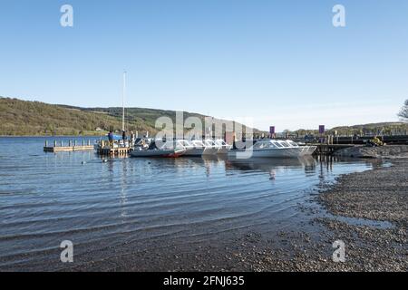 Piccole barche ormeggiate sulla banchina sul Lago Coniston, Lake District, Inghilterra, UK Foto Stock