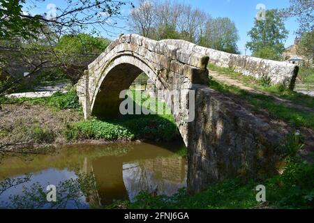 Fiume Esk con il Beggar's Bridge su di esso a Glaisdale. Foto Stock