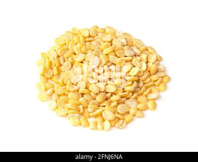 mucchio di moong dal grezzo (mung verde diviso) fagioli closeup su sfondo bianco Foto Stock
