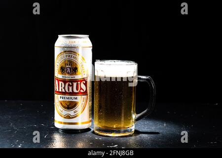 Lattina di birra Argus e bicchiere di birra su sfondo scuro. Fotografia editoriale illustrativa scattata a Bucarest, Romania, 2021 Foto Stock