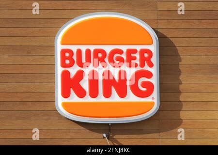 Eskilstuna, Svezia - 17 aprile 2021: Il nuovo logo del Burger King rimodellato attaccato al muro del fast-food. Foto Stock