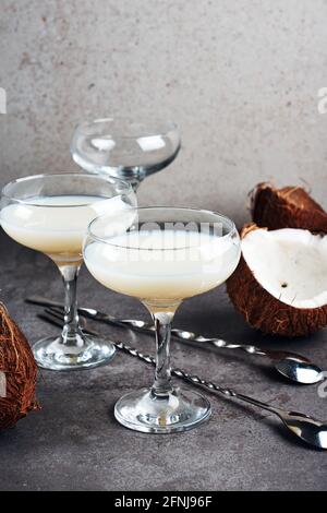 Liquore Pina Colada in un bicchiere e mezzo di cocco. Foto Stock