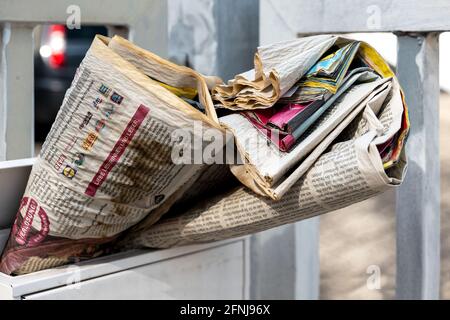 Pubblicità stampata e giornali pubblicitari bagnati nella casella postale. Foto Stock