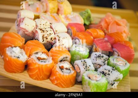 I rotoli assortiti sono disposti sulla tavola Foto Stock
