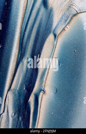 Metallo verniciato blu metallico con strutture astratte bianche, nere e arrugginite Foto Stock