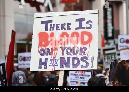 Londra, Regno Unito. 15 maggio 2021. I manifestanti pro-Palestina marciano a Londra da Marble Arch all'ambasciata israeliana contro lo sfratto israeliano dei palestinesi Foto Stock