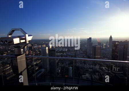 Il binocolo a gettoni della Torre Optical e la vista sulla città dal grattacielo della Torre principale, Francoforte sul meno, Assia, Germania Foto Stock