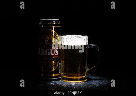 Lattina di birra Argus e bicchiere di birra su sfondo scuro. Fotografia editoriale illustrativa scattata a Bucarest, Romania, 2021 Foto Stock