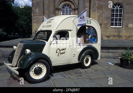 Gelato da un Creme Cone di Leeds Ford Thames van a York, Yorkshire e The Humber, Inghilterra, Regno Unito Foto Stock