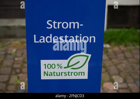 Speyer, Germania - 01 maggio 2021: Segno tedesco nella città di Speyer, le parole significano in inglese: 'Stazione di carica di energia, 100 per cento di potere naturale' Foto Stock