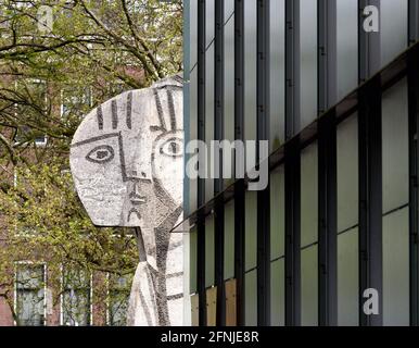 Rotterdam, Paesi Bassi. 17 maggio 2021. La scultura in pietra "Sylvette" di Pablo Picasso si trova di fronte al Museo Boijmans Van Beuningen. Credit: Soeren Stache/dpa-Zentralbild/dpa/Alamy Live News Foto Stock