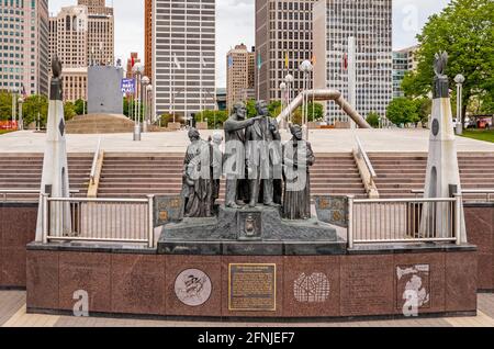 Detroit, Michigan - la porta d'ingresso al Freedom International Memorial alla Underground Railroad mostra gli schiavi fuggiti guardando attraverso il fiume Detroit a. Foto Stock