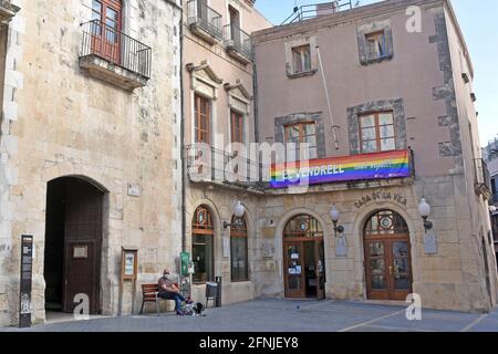 Vendrell, Spagna. 17 maggio 2021. La bandiera LGBT è appesa alla facciata del municipio di Vendrell Spagna a sostegno della comunità IDAHOBIT. Il 17 maggio è la Giornata contro l'omofobia, Transfhobia e Bifobia, comunità IDAHOBIT. Il consiglio comunale di El Vendrell in Spagna pone bandiere di orgoglio LGBT sulla façade degli edifici governativi e dipinto su sedili di strada con la bandiera di orgoglio transgender. (Foto di Ramon Costa/SOPA Images/Sipa USA) Credit: Sipa USA/Alamy Live News Foto Stock