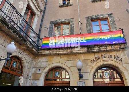 Vendrell, Spagna. 17 maggio 2021. La bandiera LGBT è appesa alla facciata del municipio di Vendrell Spagna a sostegno della comunità IDAHOBIT. Il 17 maggio è la Giornata contro l'omofobia, Transfhobia e Bifobia, comunità IDAHOBIT. Il consiglio comunale di El Vendrell in Spagna pone bandiere di orgoglio LGBT sulla façade degli edifici governativi e dipinto su sedili di strada con la bandiera di orgoglio transgender. (Foto di Ramon Costa/SOPA Images/Sipa USA) Credit: Sipa USA/Alamy Live News Foto Stock