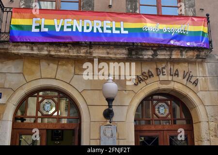 Vendrell, Spagna. 17 maggio 2021. La bandiera LGBT è appesa alla facciata del municipio di Vendrell Spagna a sostegno della comunità IDAHOBIT. Il 17 maggio è la Giornata contro l'omofobia, Transfhobia e Bifobia, comunità IDAHOBIT. Il consiglio comunale di El Vendrell in Spagna pone bandiere di orgoglio LGBT sulla façade degli edifici governativi e dipinto su sedili di strada con la bandiera di orgoglio transgender. (Foto di Ramon Costa/SOPA Images/Sipa USA) Credit: Sipa USA/Alamy Live News Foto Stock