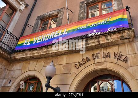 Vendrell, Spagna. 17 maggio 2021. La bandiera LGBT è appesa alla facciata del municipio di Vendrell Spagna a sostegno della comunità IDAHOBIT. Il 17 maggio è la Giornata contro l'omofobia, Transfhobia e Bifobia, comunità IDAHOBIT. Il consiglio comunale di El Vendrell in Spagna pone bandiere di orgoglio LGBT sulla façade degli edifici governativi e dipinto su sedili di strada con la bandiera di orgoglio transgender. (Foto di Ramon Costa/SOPA Images/Sipa USA) Credit: Sipa USA/Alamy Live News Foto Stock