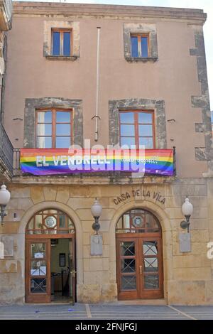 Vendrell, Tarragona, Spagna. 17 maggio 2021. La bandiera LGBT è appesa alla facciata del municipio di Vendrell Spagna a sostegno della comunità IDAHOBIT. Il 17 maggio è la Giornata contro l'omofobia, Transfhobia e Bifobia, comunità IDAHOBIT. Il consiglio comunale di El Vendrell in Spagna pone bandiere di orgoglio LGBT sulla façade degli edifici governativi e dipinto su sedili di strada con la bandiera di orgoglio transgender. Credit: Ramon Costa/SOPA Images/ZUMA Wire/Alamy Live News Foto Stock