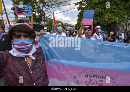 San Salvador, El Salvador. 17 maggio 2021. I manifestanti tengono cartelli e bandiere mentre cantavano slogan durante la dimostrazione.i membri della comunità LGTB scesero in piazza il giorno internazionale contro omofobia, transfobia e bifobia, manifestanti protestavano contro l'archiviazione di una legge che consentirebbe ai membri transgender di identificarsi come tali sulle loro carte di identificazione. (Foto di Camilo Freedman/SOPA Images/Sipa USA) Credit: Sipa USA/Alamy Live News Foto Stock