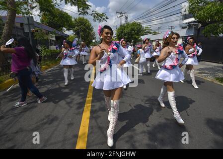 San Salvador, El Salvador. 17 maggio 2021. I cheerleader transgender si esibiscono mentre marciavano durante la dimostrazione.i membri della comunità LGTB sono scesi in piazza il giorno internazionale contro omofobia, transphobia e bifobia, i dimostranti hanno protestato contro l'archiviazione di una legge che consentirebbe ai membri transgender di identificarsi come tali sulle loro carte di identificazione. (Foto di Camilo Freedman/SOPA Images/Sipa USA) Credit: Sipa USA/Alamy Live News Foto Stock