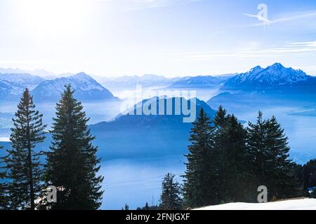 Alpi Svizzere Monte Pilatus che torreggia su nebbia Vierwaldstattersee, Lago di Lucerna, Svizzera Foto Stock