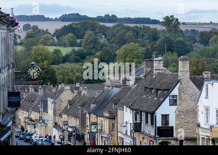 Vista serale sulla High Street nella cittadina di Burford, Oxfordshire, Inghilterra, Regno Unito Foto Stock