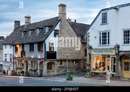 La storica Burford House Inn (17th C) e i negozi lungo High Street, Burford, Oxfordshire, Inghilterra, Regno Unito Foto Stock