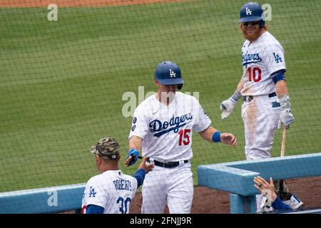 Il catcher di Los Angeles Dodgers Austin Barnes (15) festeggia con il manager Dave Roberts (30) dopo aver segnato durante una partita di MLB contro i Miami Marlins, su Foto Stock