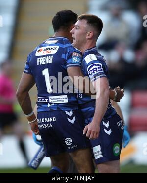 Harry Smith (a destra) di Wigan Warriors festeggia il primo tentativo di incontro con il compagno di squadra Bevan French (a sinistra) durante la partita della Betfred Super League al Leigh Sports Village di Leigh. Data immagine: Lunedì 17 maggio 2021. Foto Stock