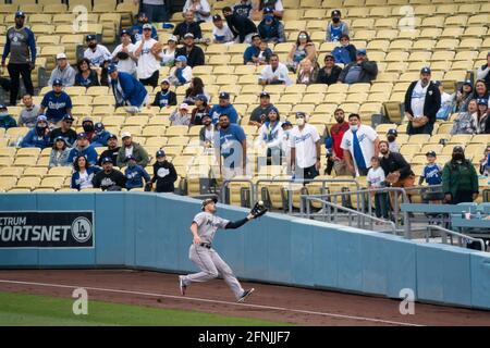 Il calciatore di Miami Marlins Adam Duvall (14) fa una presa durante una partita di MLB contro i Los Angeles Dodgers, domenica 16 maggio 2021, a Los Angeles, CIRCA Foto Stock