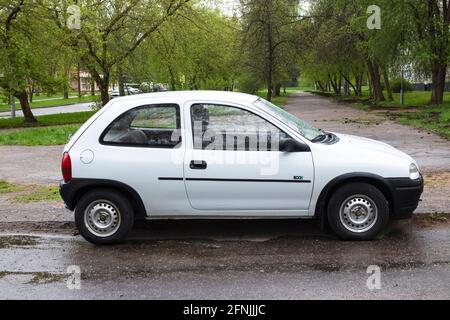 BIELORUSSIA, NOVOPOLOTSK -16 MAGGIO 2021: Parcheggiata vecchia auto bianca da vicino Foto Stock