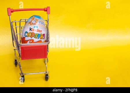 BIELORUSSIA, NOVOPOLOTSK -16 MAGGIO 2021: Kinder sorpresa nel carrello, copia spazio Foto Stock