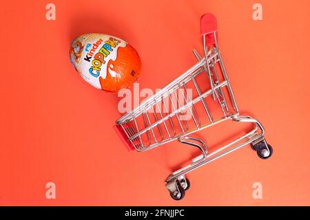 BIELORUSSIA, NOVOPOLOTSK -16 MAGGIO 2021: Kinder sorpresa nel carrello primo piano Foto Stock