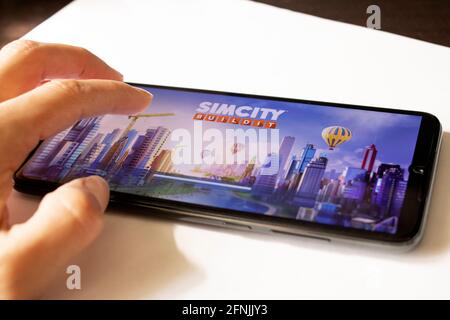 BIELORUSSIA, NOVOPOLOTSK -16 MAGGIO 2021: SIM City Buildit per telefono da vicino Foto Stock