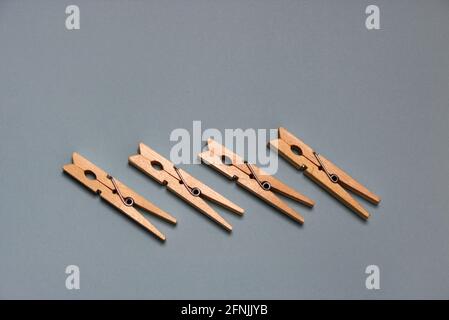 posa piatta di alcuni clothespins di legno Foto Stock