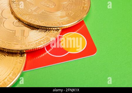BIELORUSSIA, NOVOPOLOTSK -16 MAGGIO 2021: Primo piano di Bitcoins e scheda di mactercard Foto Stock